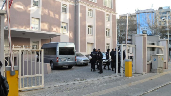Akademisyen ve İş Adamlarına Gözaltı