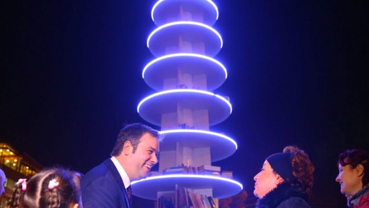 Buca’dan 8 Metrelik Kitap Ağaç
