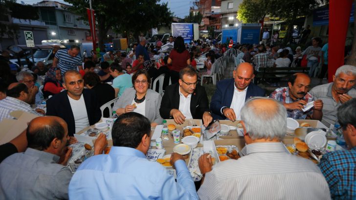 Konak’ta mahalle iftarları Zeytinlik’le başladı