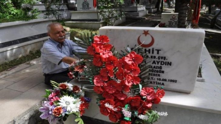 Babalar Günü’nde şehit oğlunun mezarını ziyaret etti