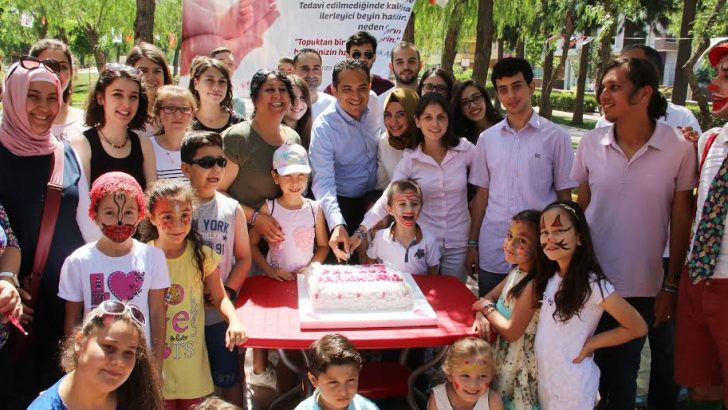 Balonlarla dileklerini uçurdurlar