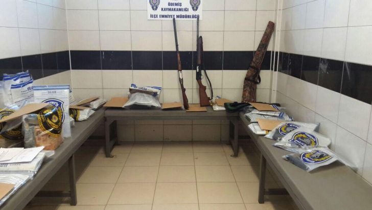 Ödemiş’te 19 gözaltı, onlarca ‘F serisi’ 1 dolar!