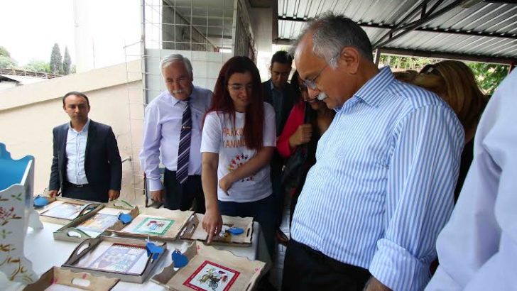 Fırça darbeleriyle hayata tutundu!