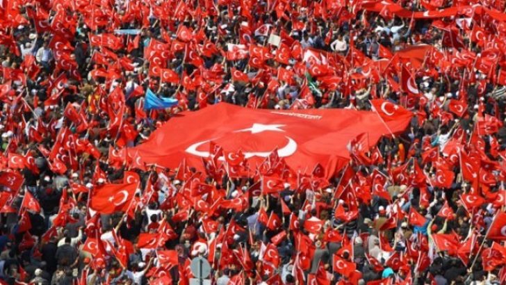 Türkiye Taksim’de ‘Cumhuriyet ve Demokrasi’ için tek yürek!
