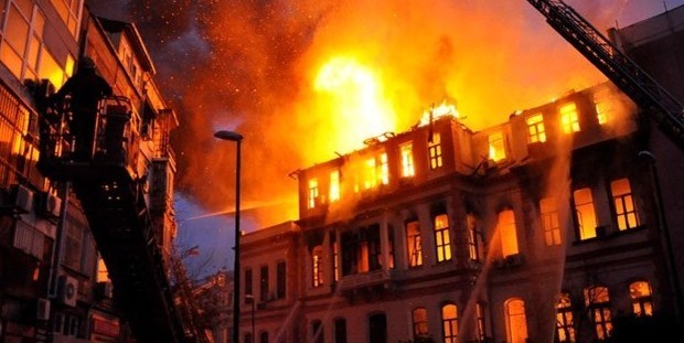 İzmir’de yangın dehşeti: 1 ölü