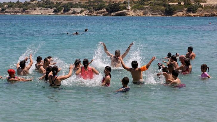Bucalı çocuklar Çeşme’nin serin sularında