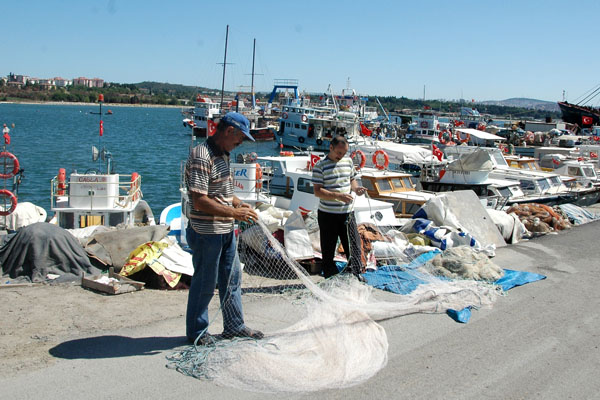 İzmirli balıkçılara ilk gün şoku: Rüzgar vurdu!