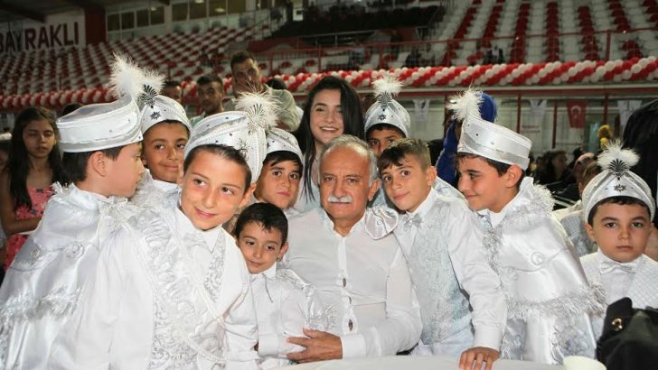 Bayraklı Belediyesi’nden unutulmaz sünnet şöleni