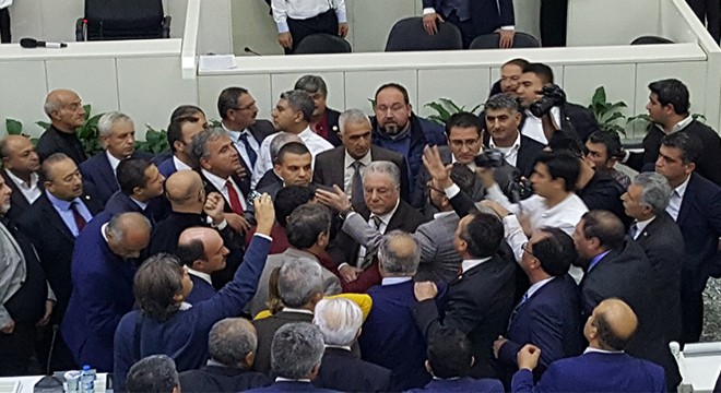 İzmir Büyükşehir Belediye Meclisinde Arbede