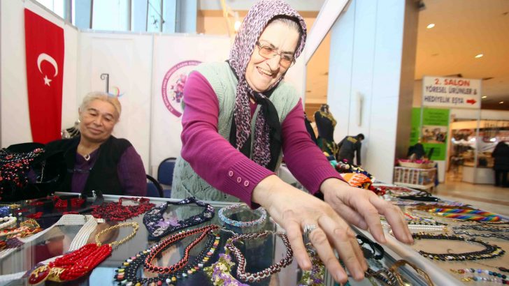 Bayraklı’nın “el hünerleri” hediye fuarında