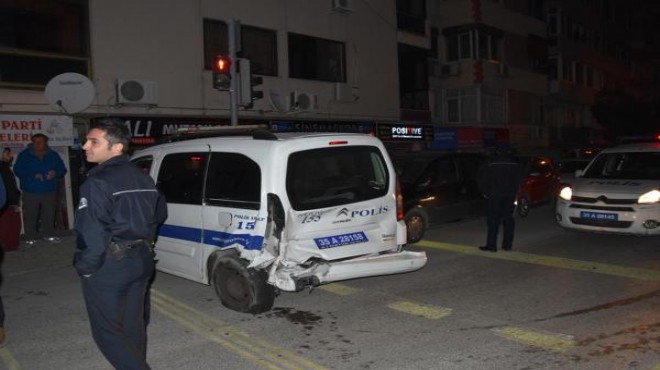 Kırmızı ışıkta bekleyen polis aracına çarptı: 5 yaralı