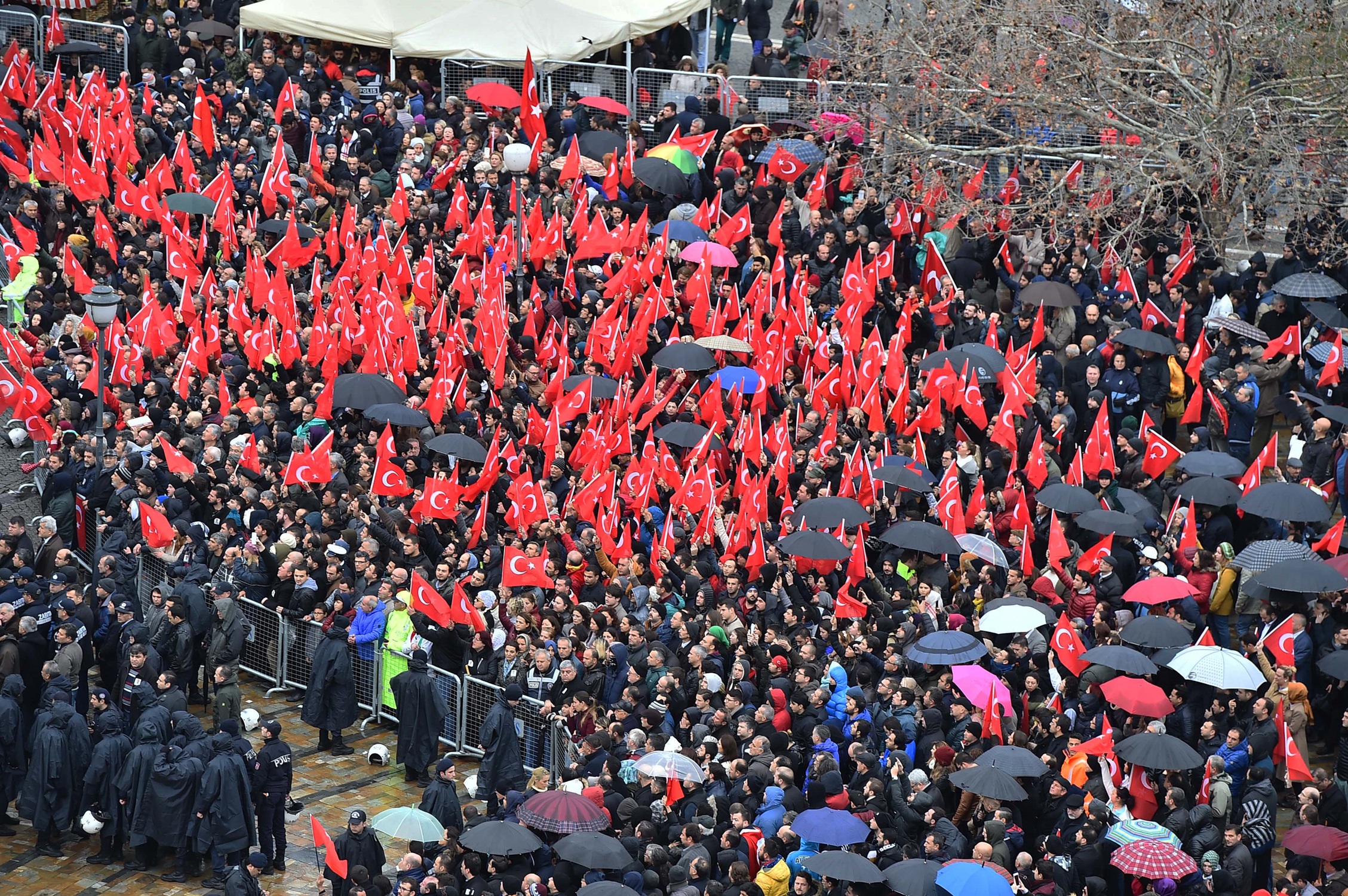 Gökyüzü bile ağladı