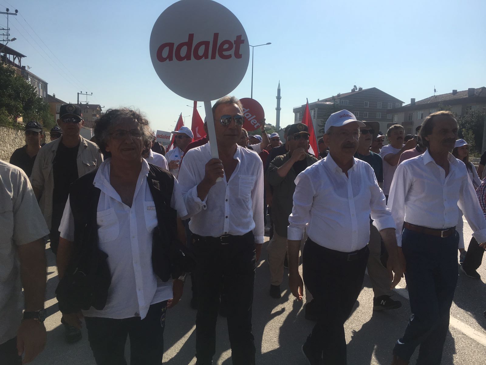 Kılıçdaroğlu, 15 gündür yürüyor: Bizi Rabia işaretiyle protesto edenlere de teşekkür ediyorum!