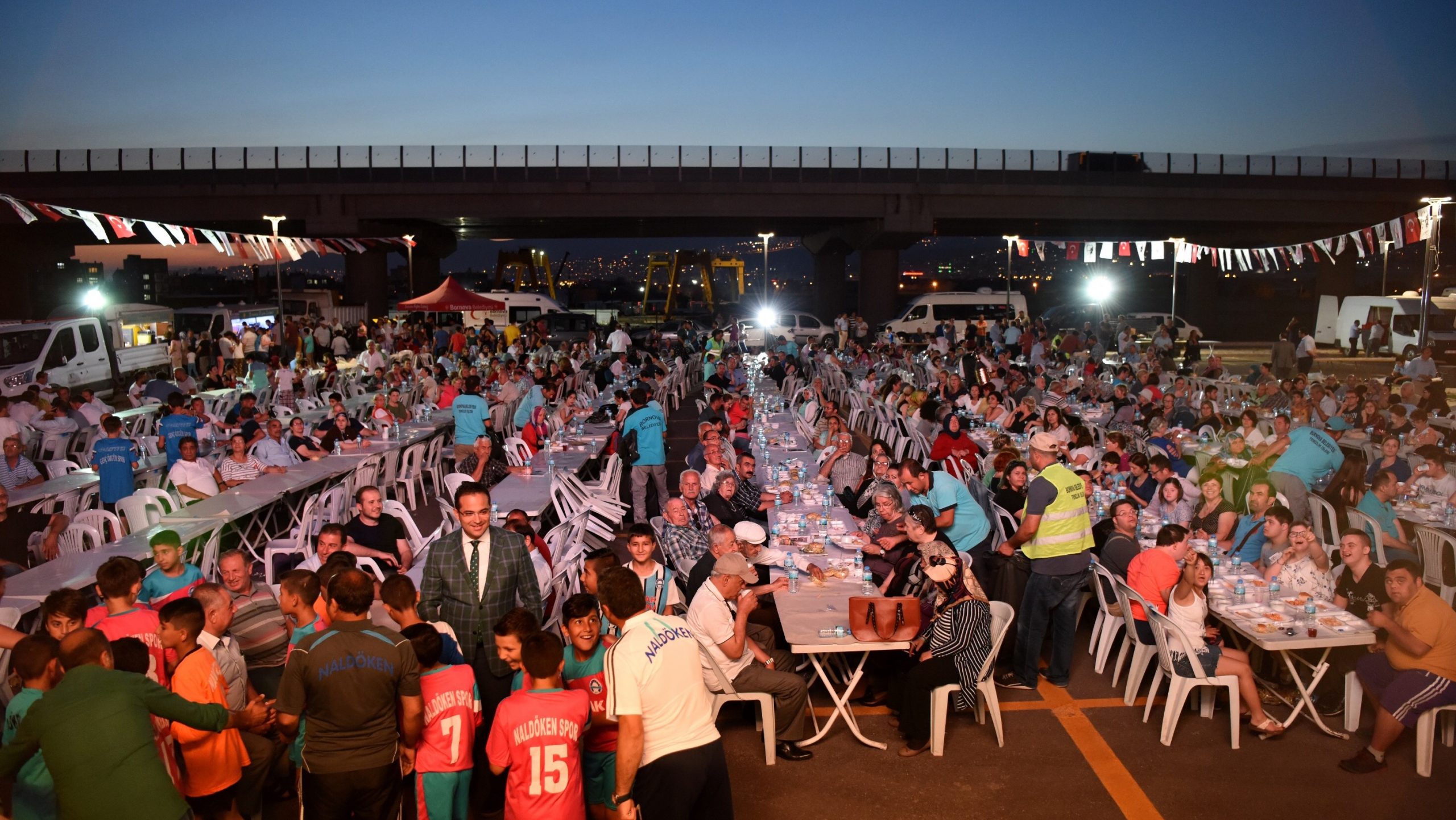 Bornova Stadı’nda büyük iftar buluşması