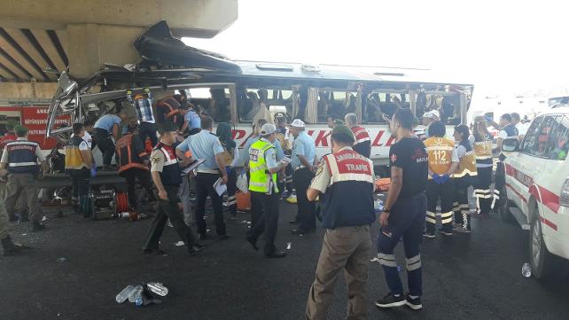 Yolcu otobüsü köprü ayağına çarptı: Çok sayıda ölü ve yaralı var