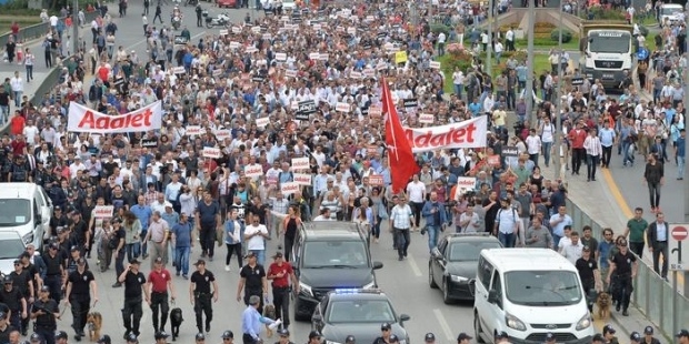 CHP: Partimize yönelecek saldırılara karşı sessiz kalmayacağız; milyonlar sokakta olacak!