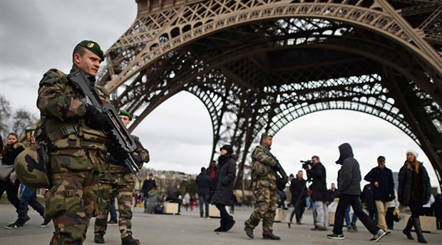 Paris’te bir araç askerlerin üzerine sürüldü: Yaralılar var