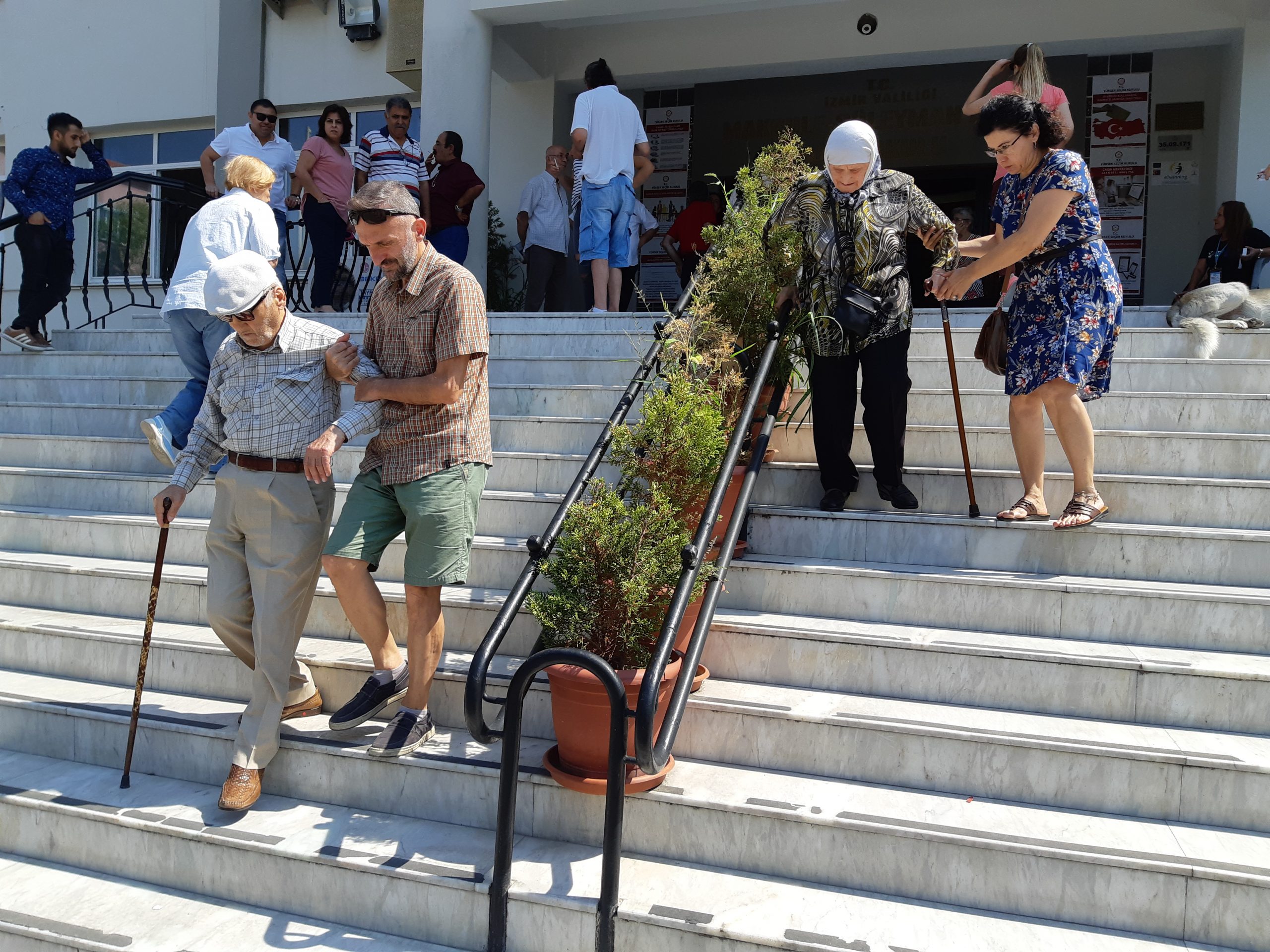 İzmir’de genci yaşlısı sandığa gitti