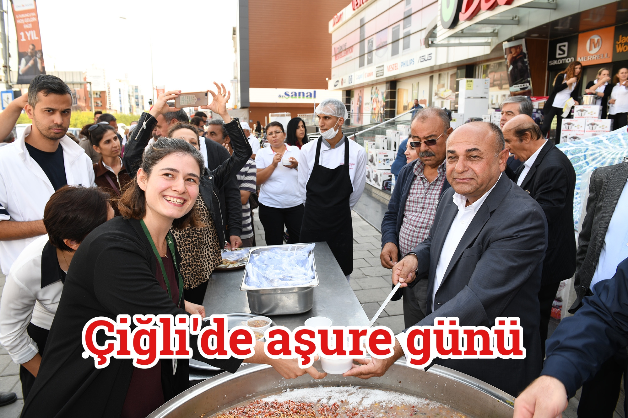 Çiğli’de aşure kazanı kaynadı