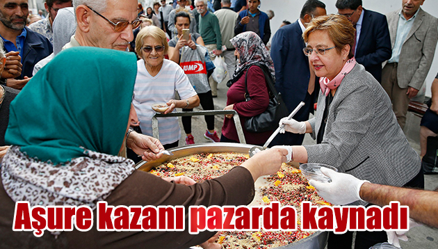 Aşure kazanı pazarda kaynadı