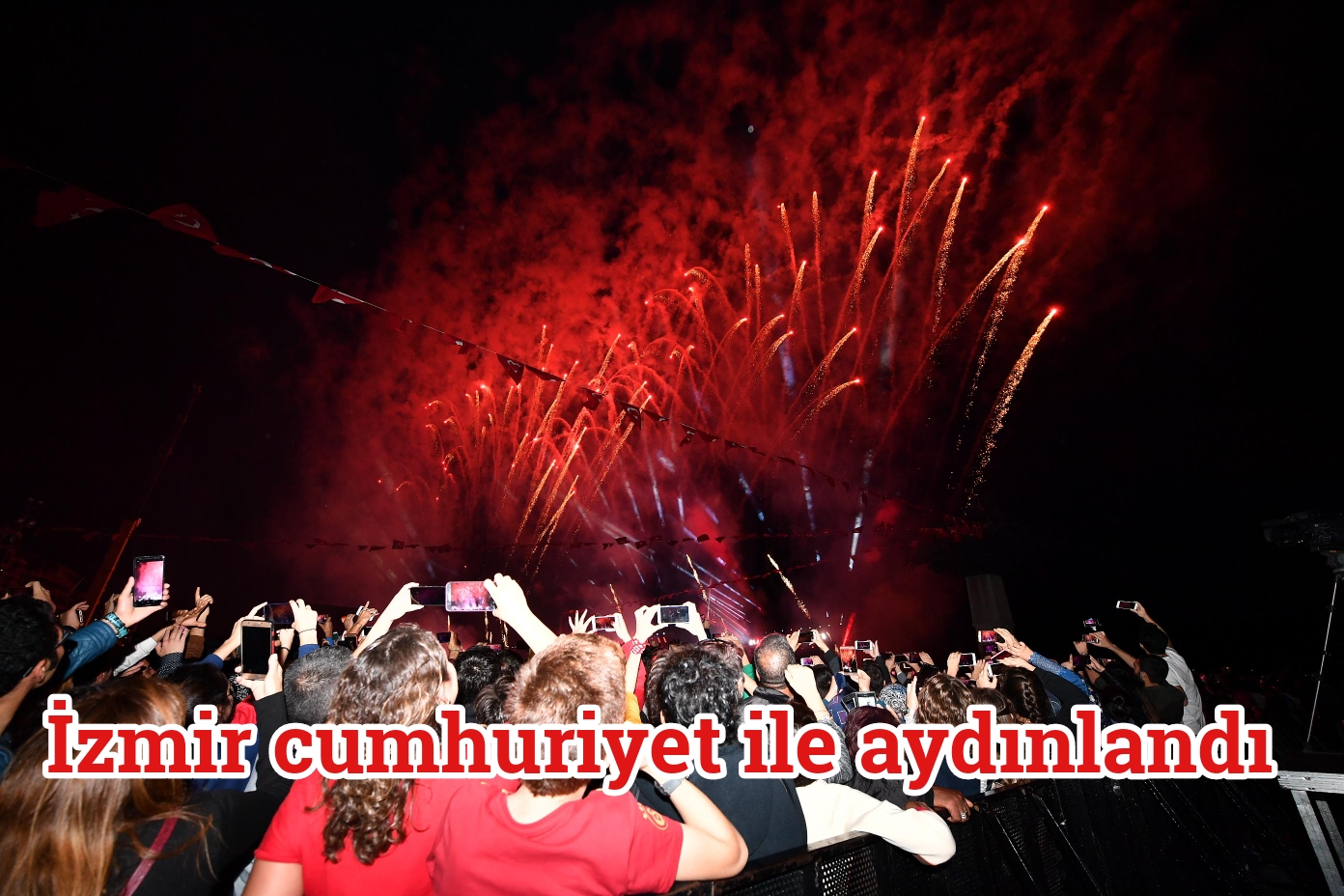 Yer gök Cumhuriyet ışığıyla aydınlandı