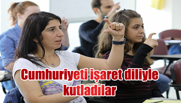 CUMHURİYETİ İŞARET DİLİYLE KUTLADILAR