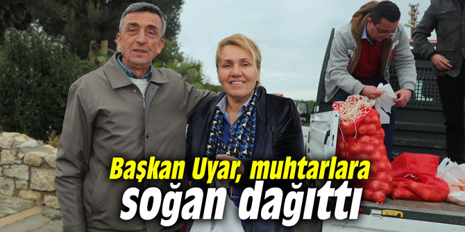 Başkan Uyar, muhtarlara soğan dağıttı