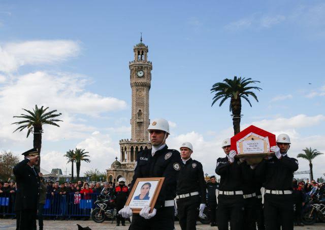 İzmir şehidine ağladı