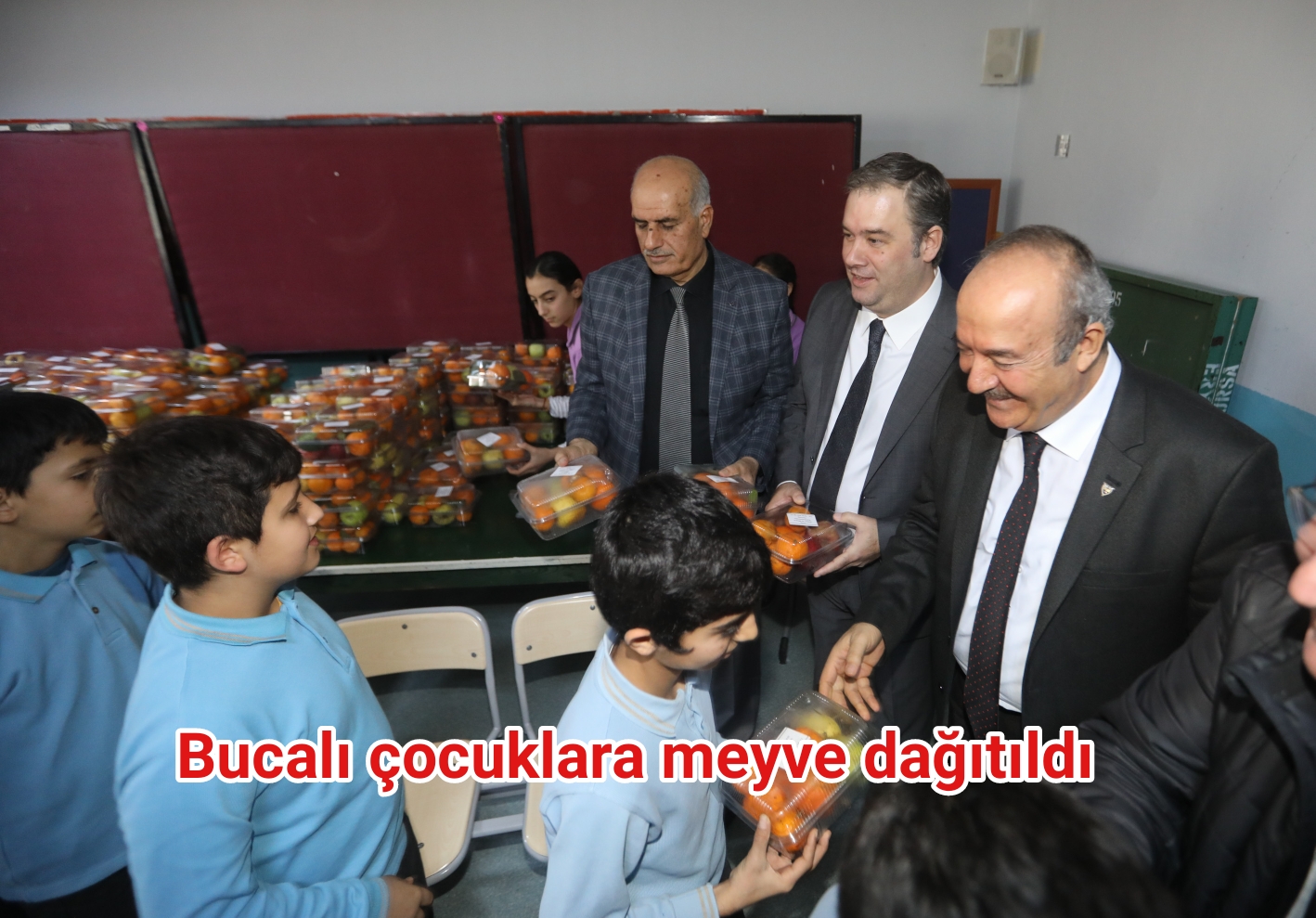 Bucalı çocuklara meyve dağıtıldı