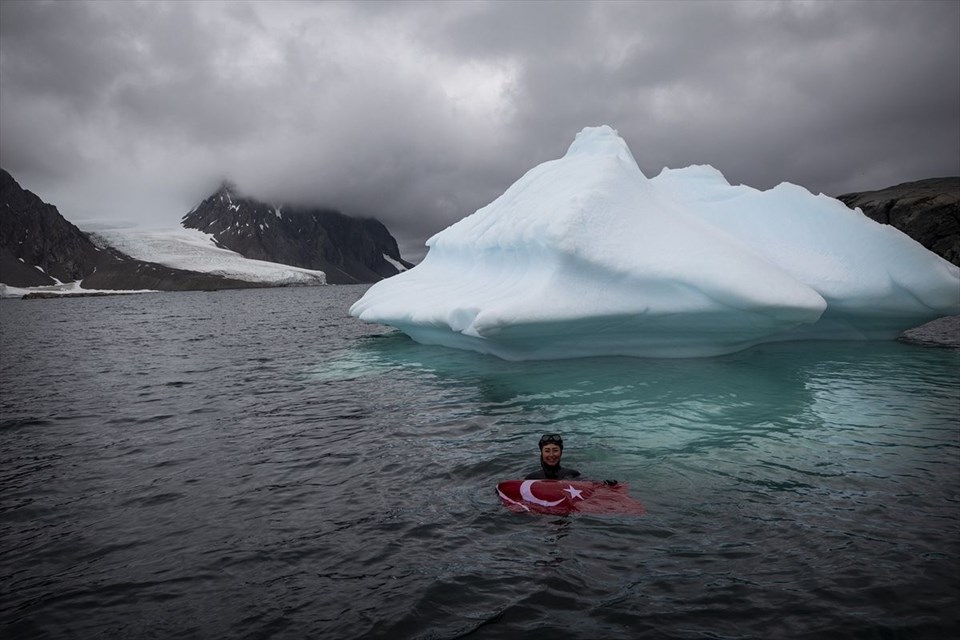 Milli sporcu Şahika Ercümen’den beyaz kıta Antarktika’da anlamlı dalı