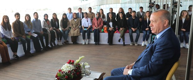 Erdoğan sosyal medyada gençlerin sorularını yanıtladı