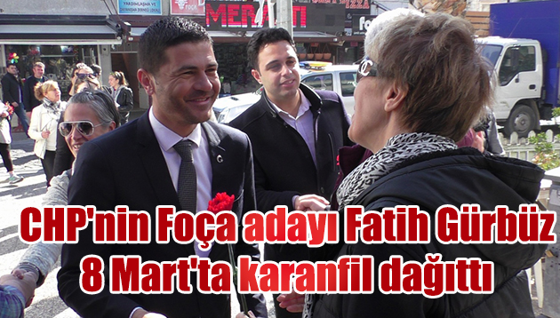 CHP’nin Foça adayı Fatih Gürbüz 8 Mart’ta karanfil dağıttı