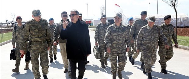 Savunma Bakanı Akar ve komutanlar Suriye sınırında