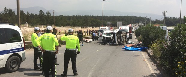 İzmir’de trafik kazası: 4’ü çocuk 7 ölü