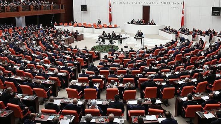 İzmir milletvekillerinin mecliste birinci yıl raporu!