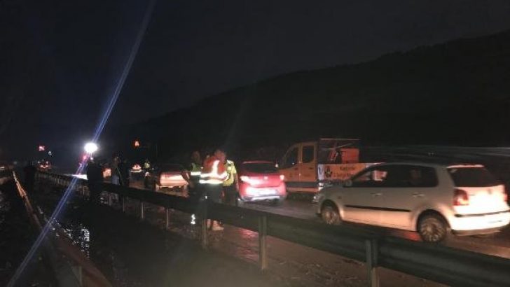İzmir-Manisa karayolu heyelandan kapandı