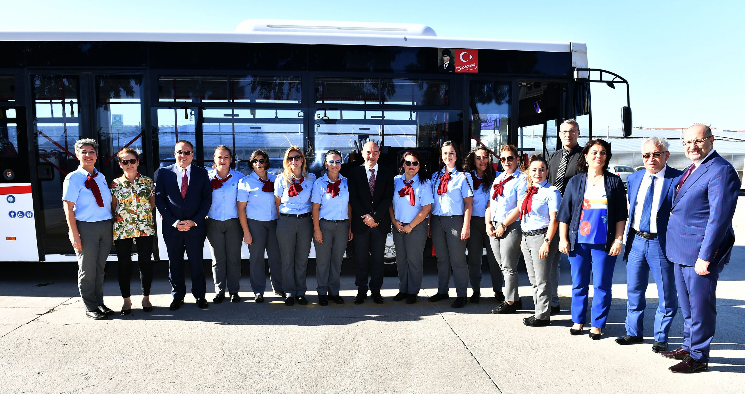 Başkan Soyer’den kadın otobüs şoförlerine övgü