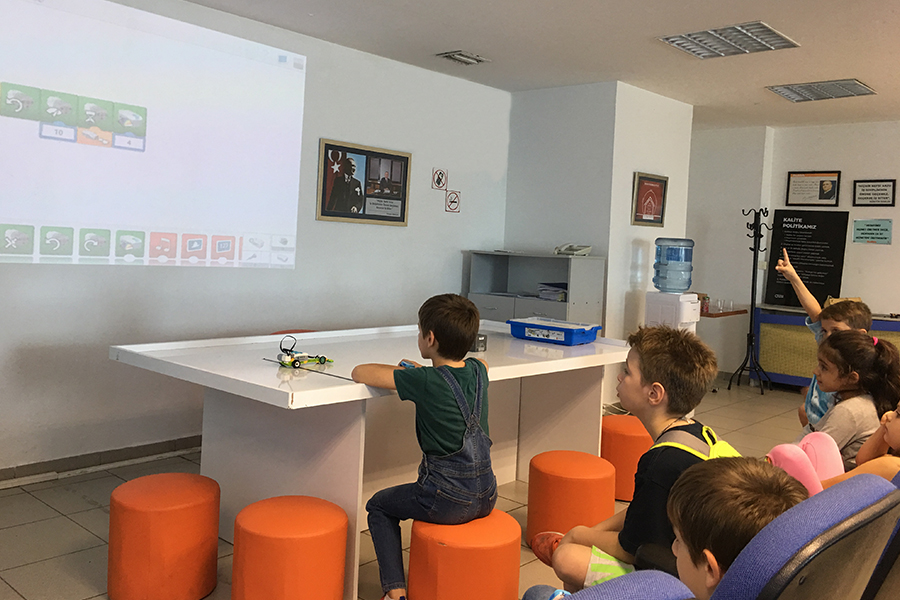 Özdilek İzmir AVM ’den Çocuklara Robotik Kodlama Kursu