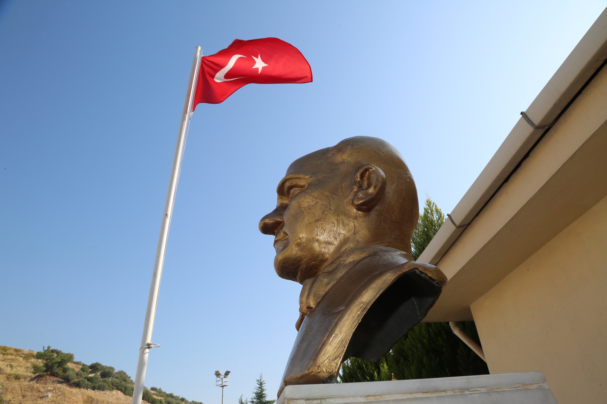 Tahrip edilen Atatürk büstünü  Gaziemir Belediyesi yeniledi