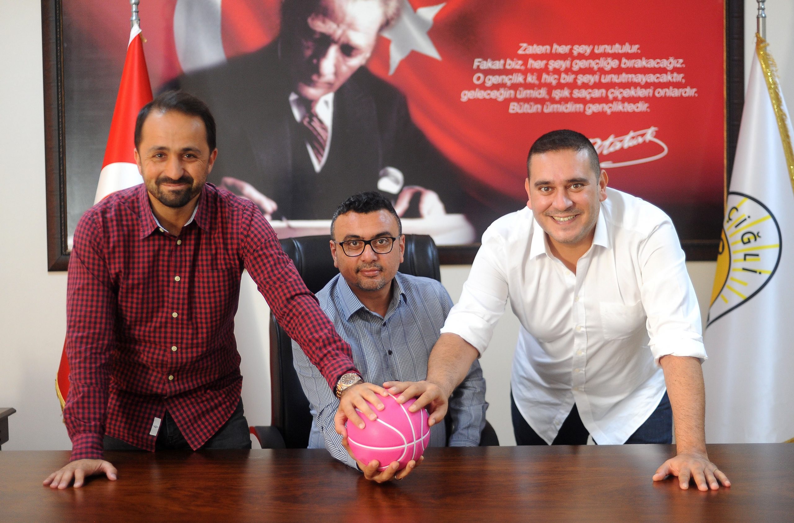 Çiğli Belediyespor’dan pembe top sahada kampanyasına anlamlı destek