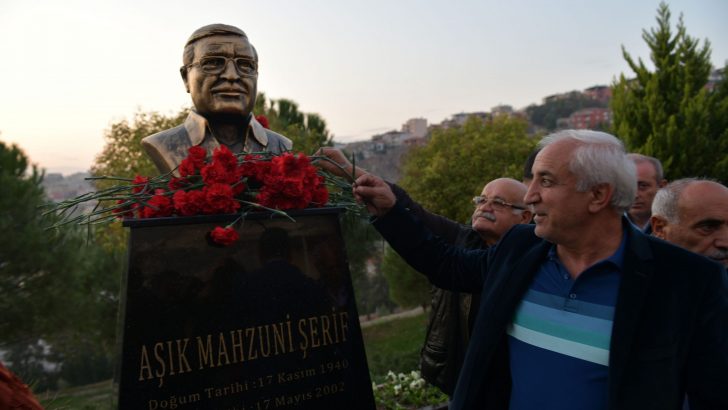 Aşık Mahzuni Şerif’in büstü Çiğli’de açıldı