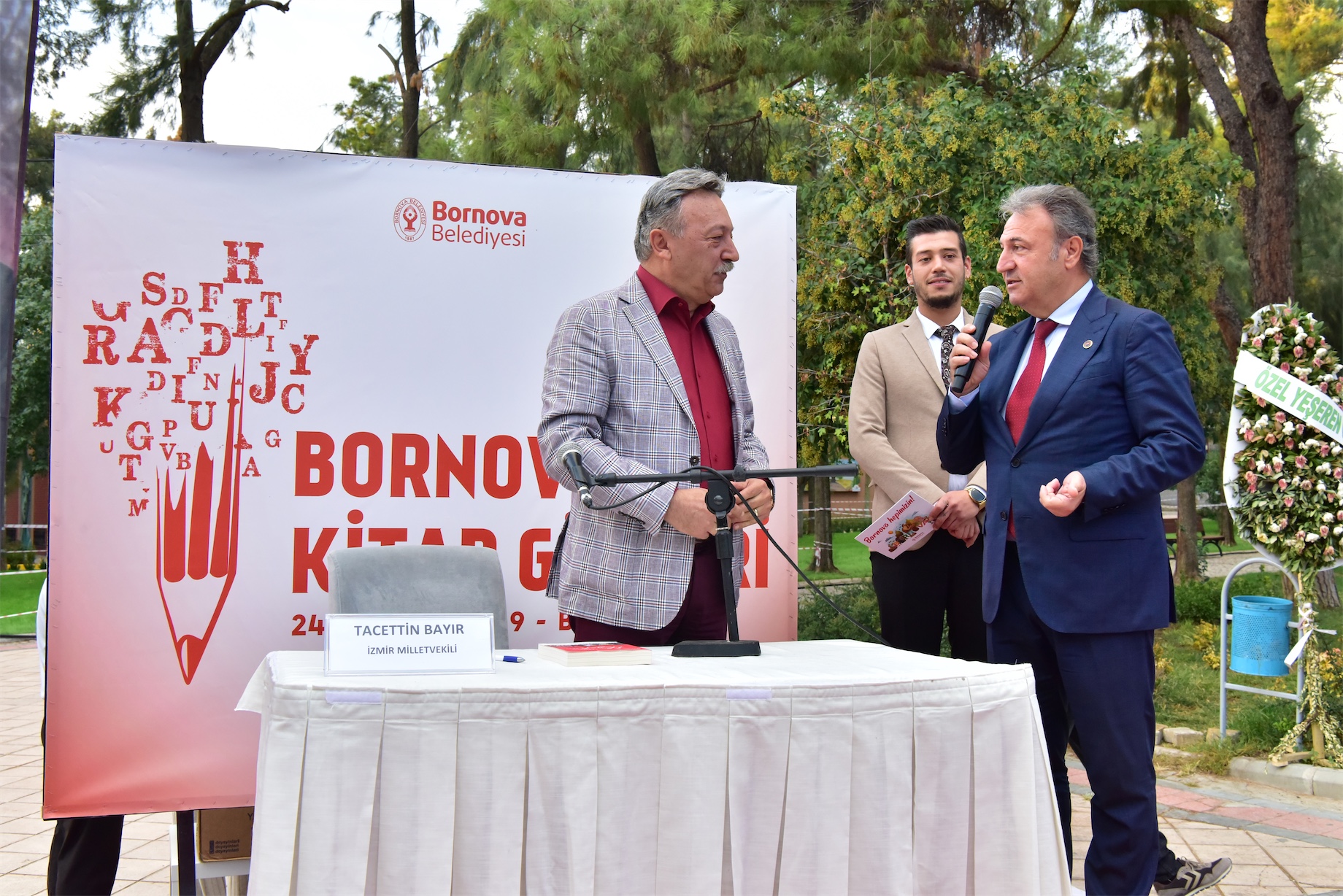 Tacettin Bayır kitabını Bornova’da imzaladı