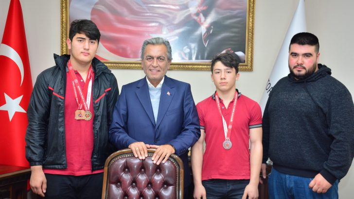 Şampiyon güreşçilerden Başkan Uygur’a ziyaret