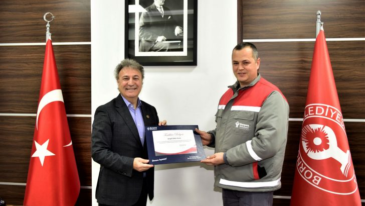 Davranışı ile örnek olan çalışana Başkan İduğ’dan teşekkür belgesi