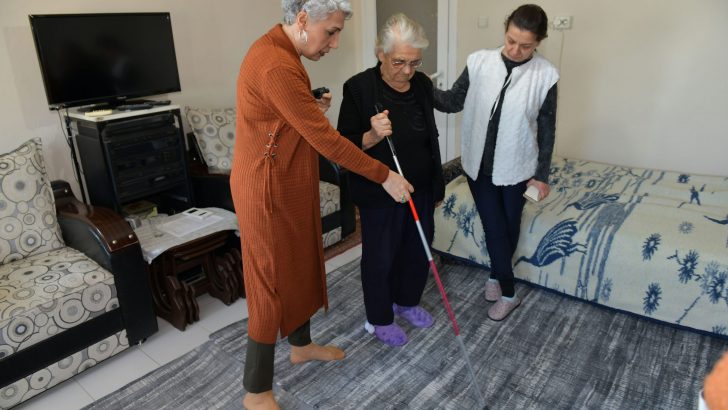 Çiğli Belediyesi’nden, görme engellilere ev ziyareti