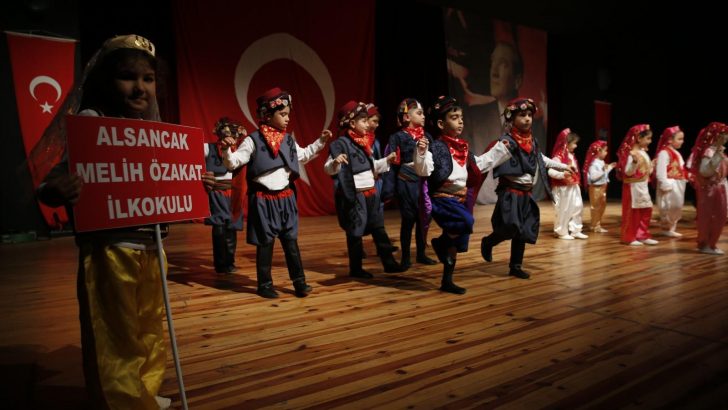 Konak’ta Halk oyunları şenliği göz doldurdu