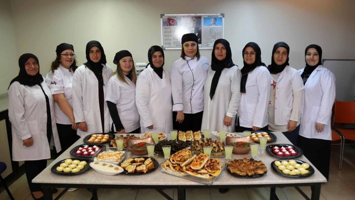 Karabağlar’daki kurslar meslek ve hobi kazandırıyor