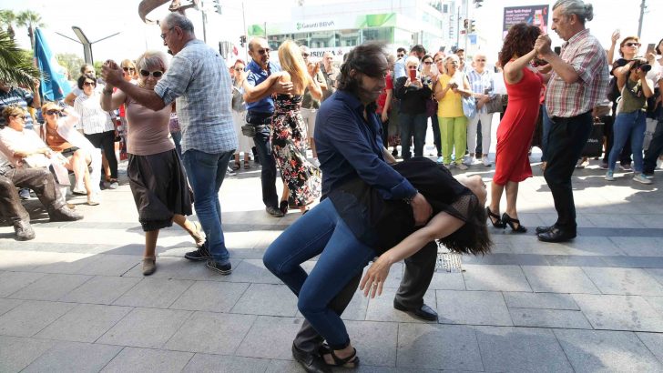 Karşıyaka 14 Şubat coşkusu: Sokakta aşk var!