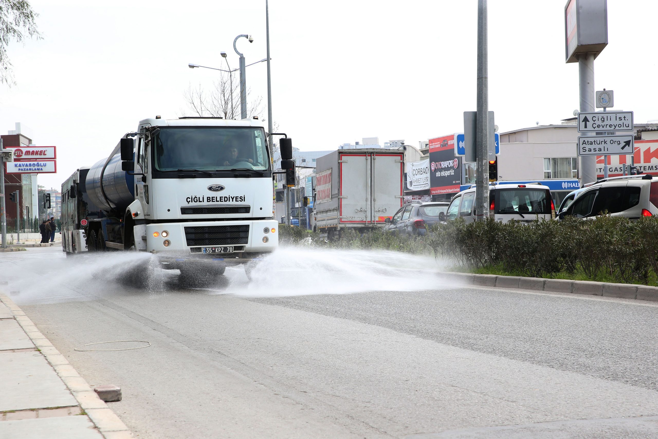 Çiğli’de sokaklar yıkandı, banka ve ATM’ler dezenfekte edildi