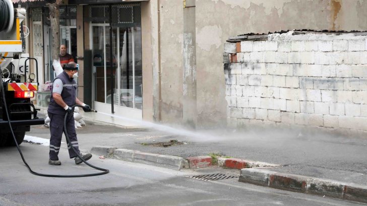 Bayraklı’da sokaklar dezenfekte edildi
